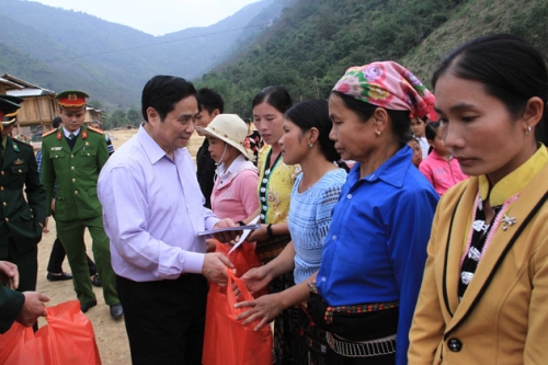 Đồng chí Phạm Minh Chính tặng quà cho người dân bản Qua, xã Quang Chiểu, huyện Mường Lát.