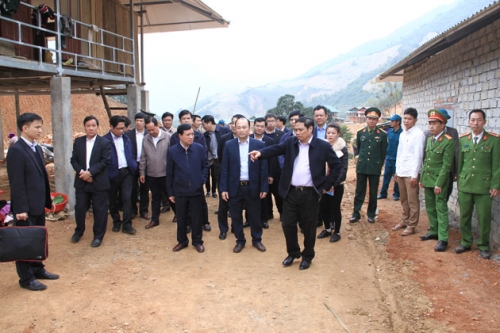 Đồng chí Phạm Minh Chính cùng đoàn công tác kiểm tra cơ sở vật chất, hạ tầng khu tái định cư bản Poọng, xã Tam Chung.
