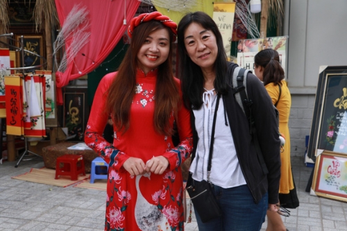 Chị Miyoko (phải) chụp hình cùng thiếu nữ trong bộ áo dài truyền thống