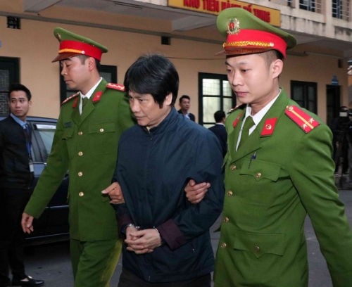 Bị cáo Nguyễn Hữu Bách - cựu đại tá, phó cục trưởng Cục B61, Tổng cục V, Bộ Công an - được dẫn giải đến tòa