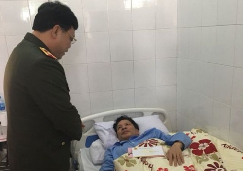 Thiếu tướng Nguyễn Hải Trung, Giám đốc Công an tỉnh Thanh Hóa đã đến thăm, động viên Thượng úy Vũ Xuân Long.