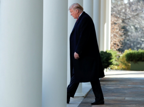 Tổng thống Trump rời khỏi Nhà Trắng hôm 25-1- Ảnh: REUTERS