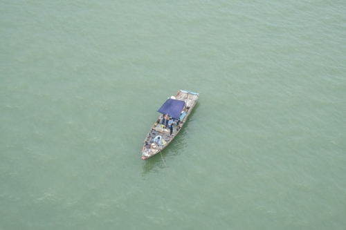 Người dân tìm kiếm thi thể nạn nhân trên sông Hàn.
