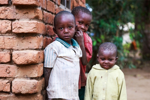 Những đứa trẻ tự chơi một mình khi cha mẹ đi vắng ở Kilosa, Tanzania