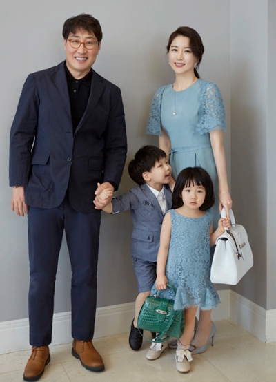 Lee Young Ae bên chồng và con sinh đôi.