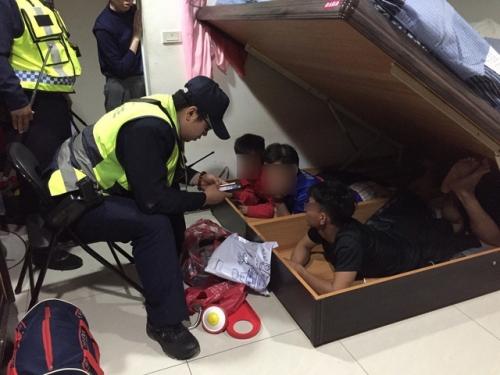 3 người Việt Nam nghi là lao động bất hợp pháp bị bắt quả tang lẩn trốn dưới gầm giường
