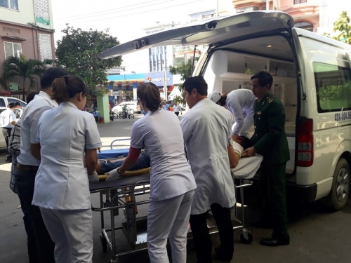 Các bác sĩ BV Đa khoa Đà Nẵng đang cấp cứu các sinh viên bị nạn