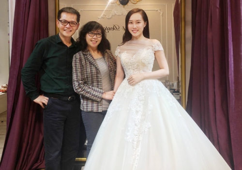 NSND Trung Hiếu cùng vợ đi thử váy cưới 