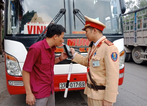 Qua kiểm tra, lực lượng CSGT Thanh Hóa phát hiện 18 trường hợp lái xe khách uống bia, rượu
