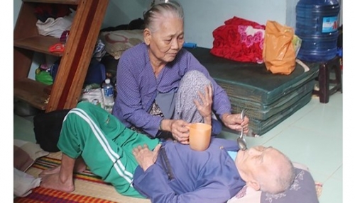 Hàng ngày, bà Nguyễn Thị Quế chăm sóc bà Trần Thị Anh chẳng khác gì người thân ruột thịt 