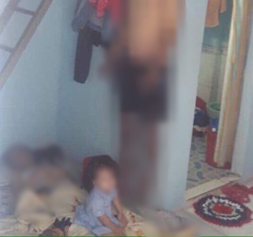 Đứa trẻ gào khóc bên thi thể cha mẹ trong phòng trọ - Ảnh: Facebook