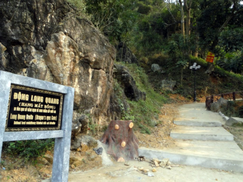 Lối vào động Long Quang (Hang Mắt Rồng)