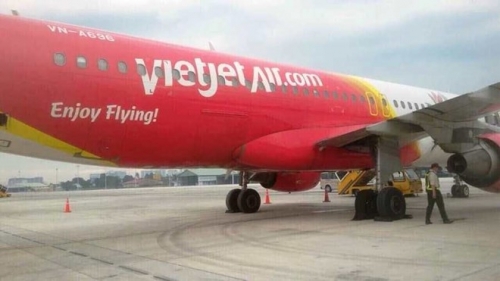 Máy bay của hãng hàng không Vietjet Air đã bị bục lốp tại sân bay Tân Sơn Nhất. (Ảnh: OF.FB)