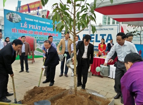Các đại biểu chăm sóc cây mới trồng.