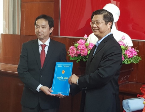 Phó chủ tịch UBND TP.Cần Thơ Trương Quang Hoài Nam trao quyết định bổ nhiệm cho ông Lê Tiến Dũng
