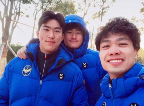 Công Phượng chụp ảnh cùng đồng đội ở CLB Incheon United, Hàn Quốc
