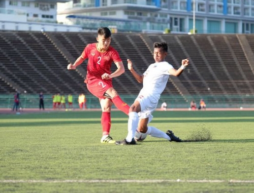 Việc thi đấu trên mặt sân cỏ nhân tạo và điều kiện thời tiết nắng nóng đã ảnh hưởng đến lối chơi của đoàn quân HLV Nguyễn Quốc Tuấn.