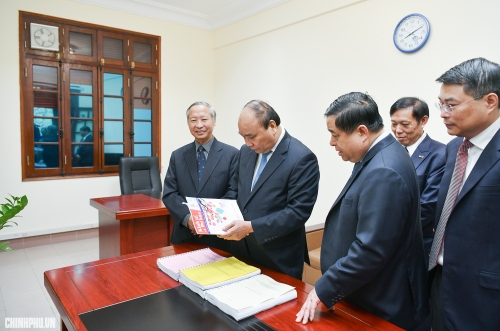 Thủ tướng thăm Văn phòng Tổ biên tập Tiểu ban Kinh tế-Xã hội.