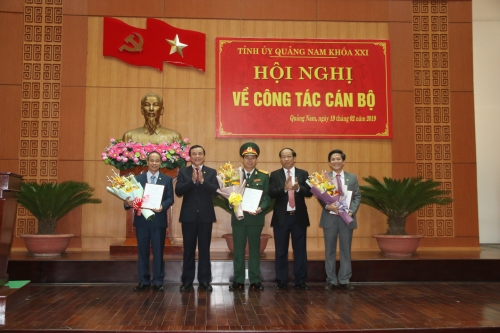 Ông Phan Việt Cường, Bí thư Tỉnh ủy Quảng Nam (thứ 2 từ trái qua) và ông Đinh Văn Thu, Chủ tịch UBND tỉnh (thứ 4 từ trái qua) tặng hoa chúc mừng 3 tân Tỉnh ủy viên.