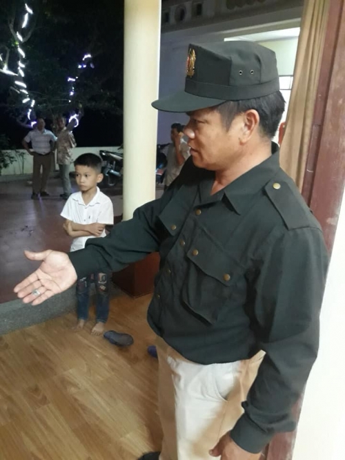  Ông Cao Văn Tiến, Phó trưởng Công an xã Hoằng Giang thu những viên đạn chì tại hiện trường