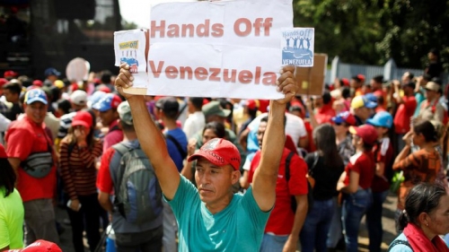 Một người ủng hộ Tổng thống Nicolas Maduro giơ biểu ngữ phản đối can thiệp nước ngoài vào Venezuela