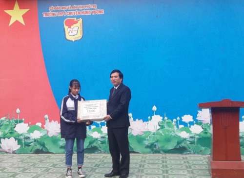 Nguyễn Thị Thu Nga nhận quà tặng là máy tính từ Giám đốc Sở GD&ĐT Phú Thọ Nguyễn Minh Tường