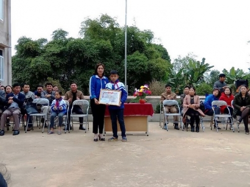 Đại diện Huyện đoàn huyện Ngọc Lặc trao giấy khen cho học sinh Nguyễn Văn Hoan