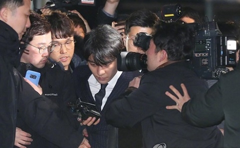 Seungri rời sở cảnh sát.