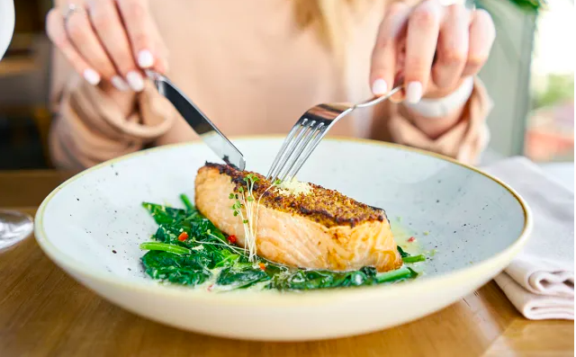 6 thói quen khiến làn da khô, bong tróc khó chịu