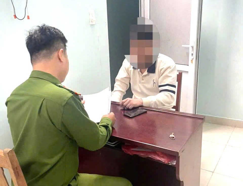 Nam thanh niên bị công an mời làm việc vì