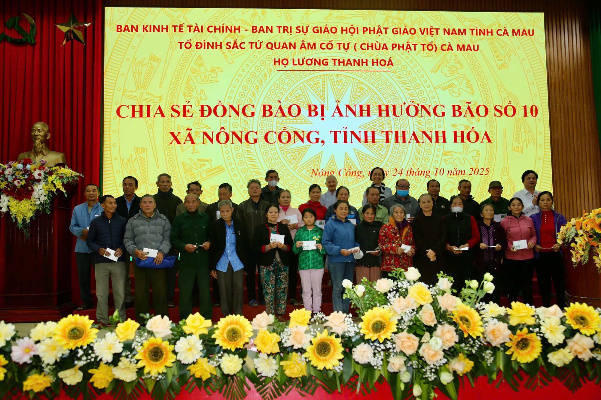 Nhóm thiện nguyện vượt ngàn cây số hỗ trợ bà con vùng lũ Thanh Hóa