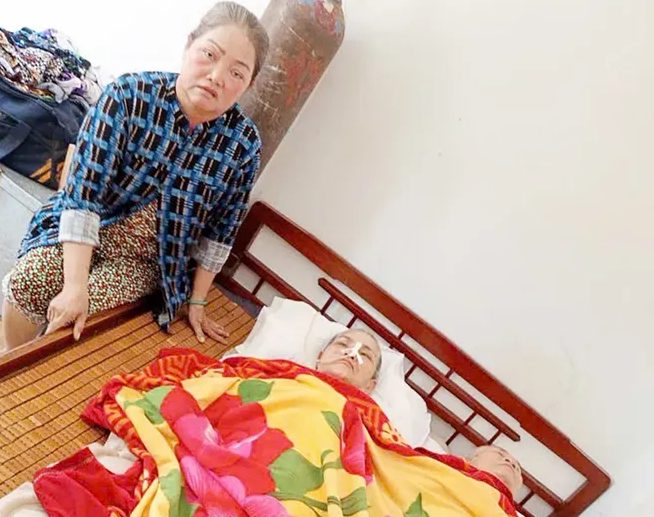 Cha mẹ già bệnh nặng, con cái kiệt cùng