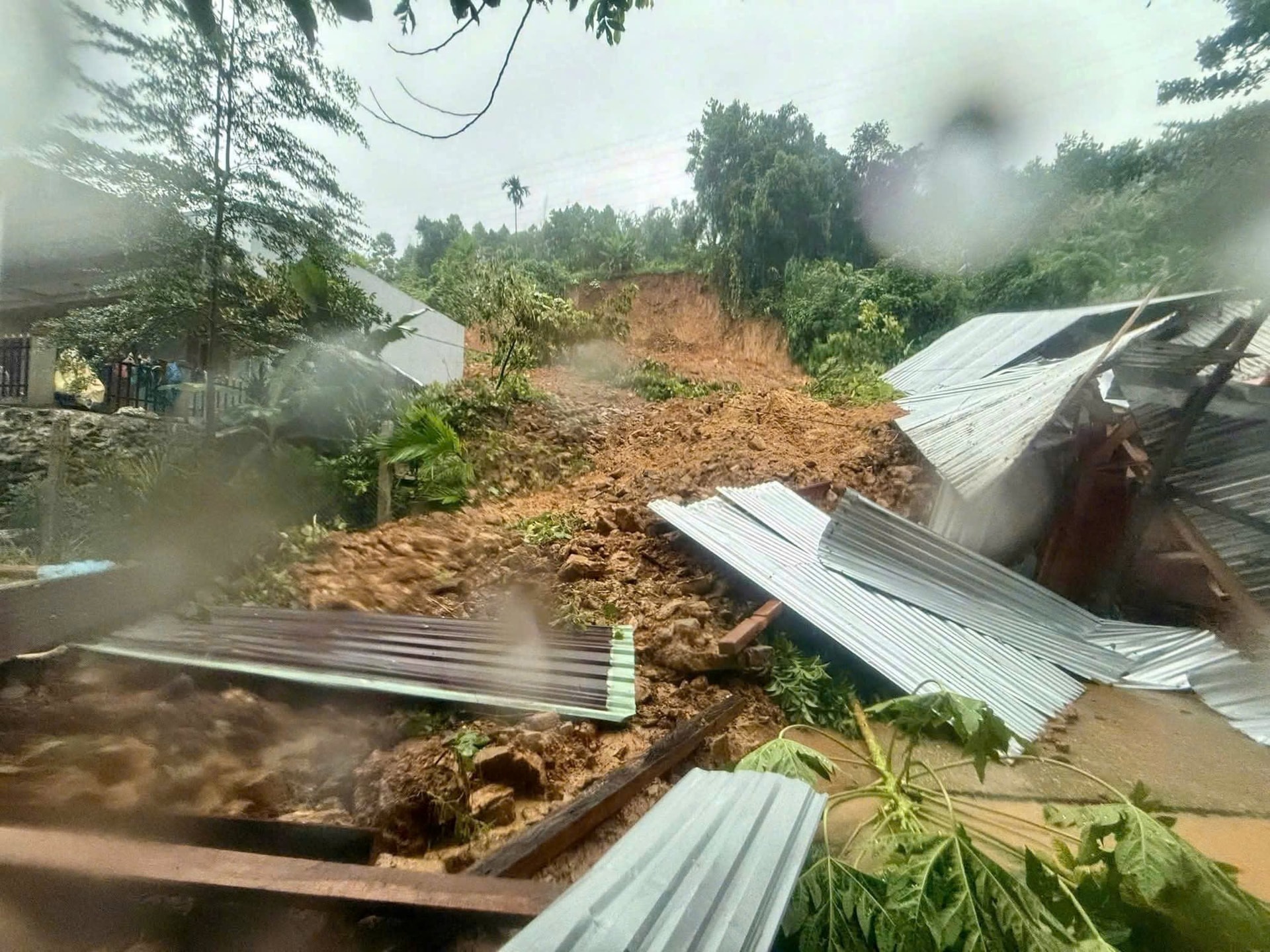 Sạt lở trong đêm, 2 căn nhà ở Trà Leng bị vùi lấp dưới đất đá
