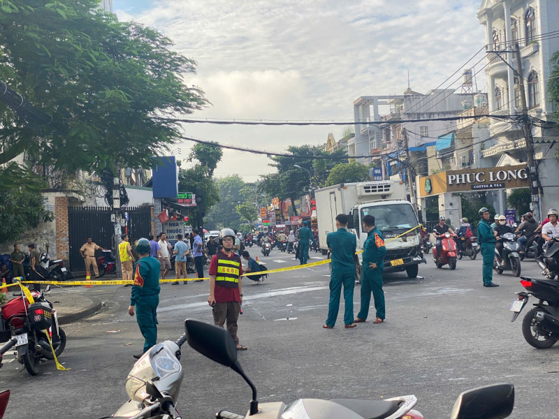 Xe tay ga trượt dài sau va chạm với xe tải, 2 người tử vong