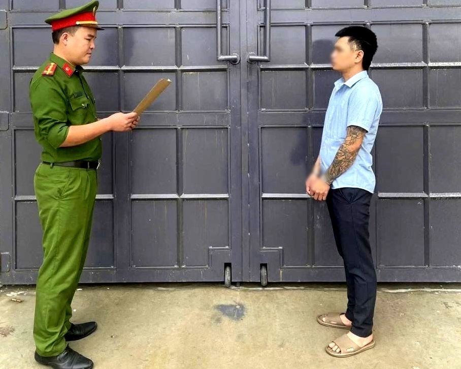 Tháo vòng, nhẫn vàng để khám bệnh, người đàn ông bị bạn chiếm đoạt