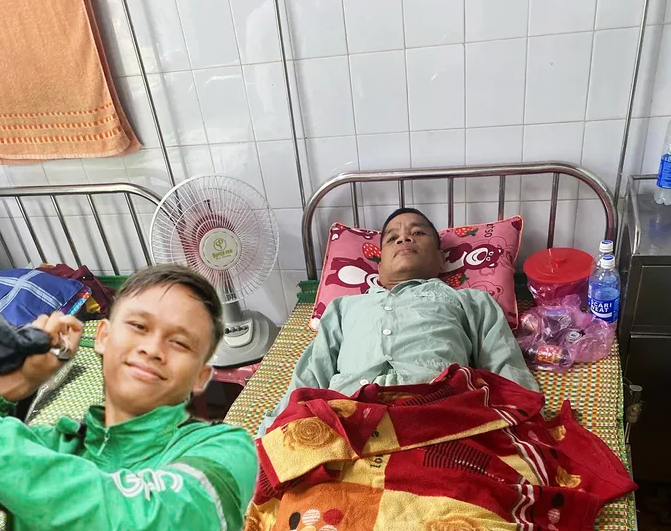 Nam sinh viên bươn chải kiếm tiền nuôi cha bệnh nặng