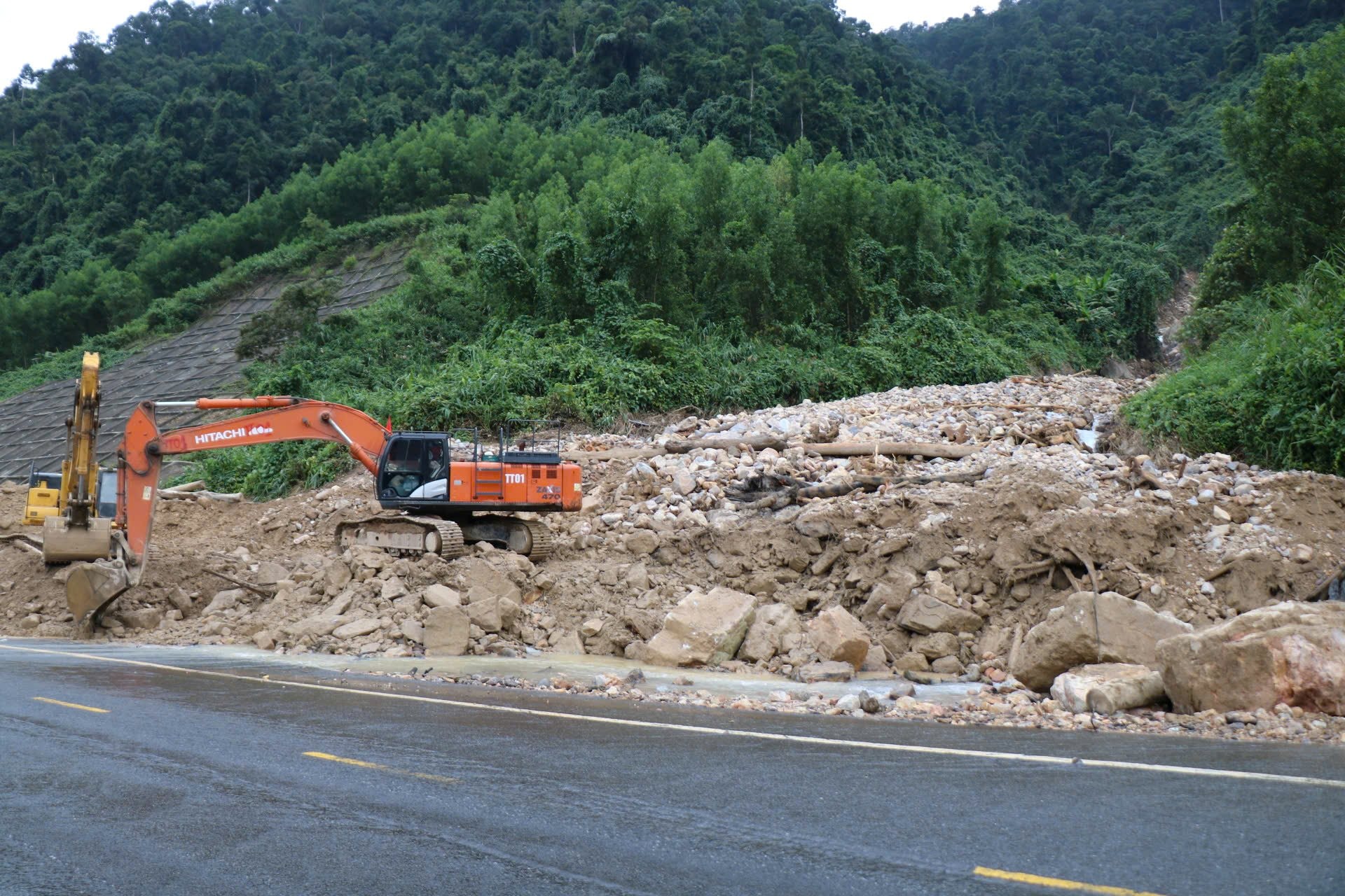 Khắc phục sạt lở đất đá trên tuyến cao tốc La Sơn - Hòa Liên