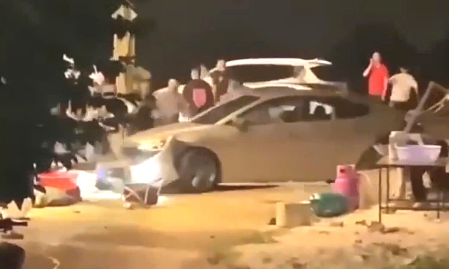 Công an vào cuộc làm rõ nhóm người bao vây, đập phá ô tô