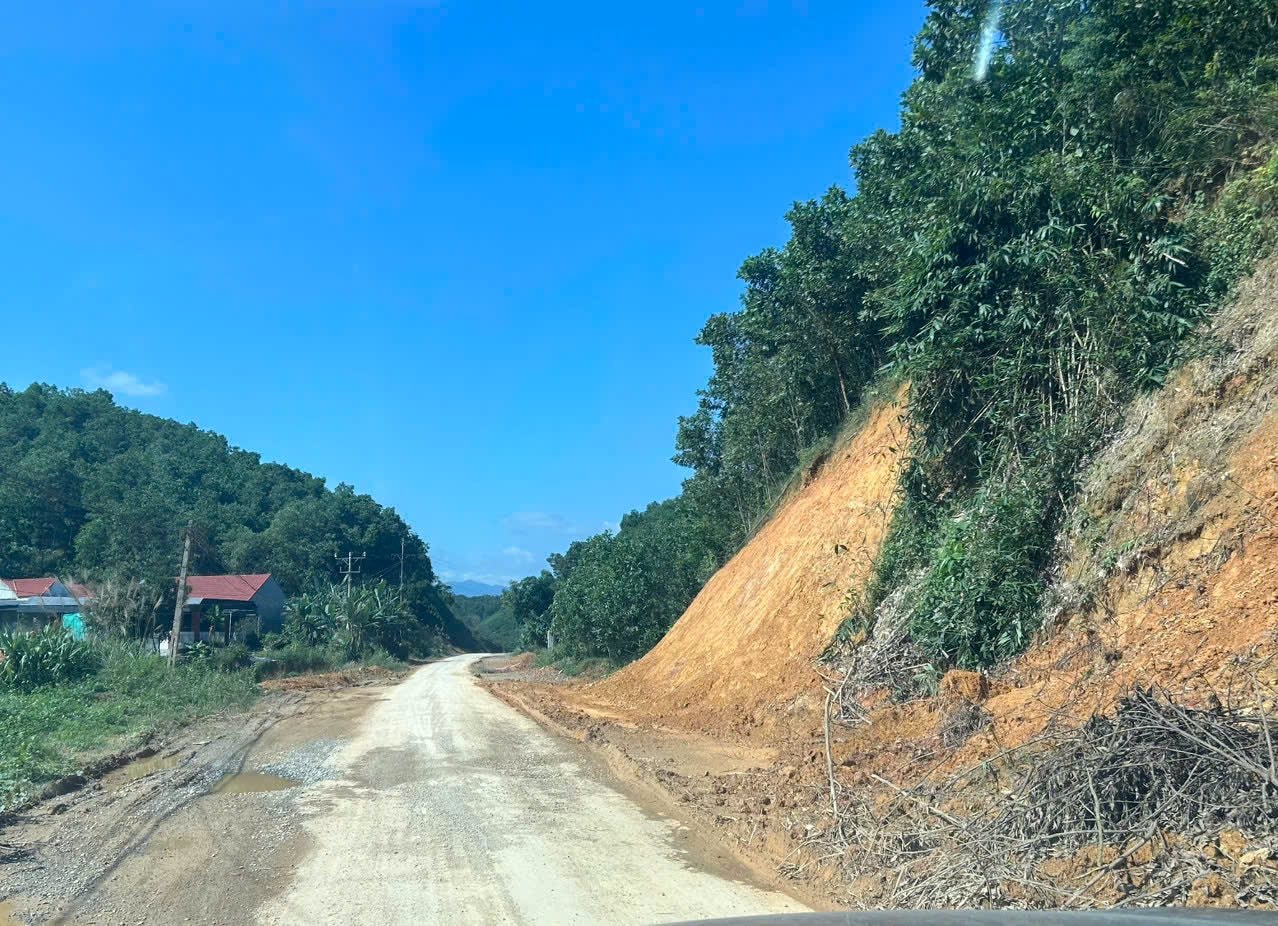 Thanh Hóa: Người dân khốn khổ vì tuyến đường thi công nham nhở, kéo dài