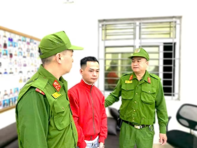 Vừa xuống sân bay, nam thanh niên trốn tr/u/y n/ã 3 năm bị bắt