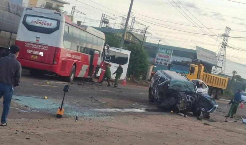 Ô tô con tông với xe khách, 3 người thương vong