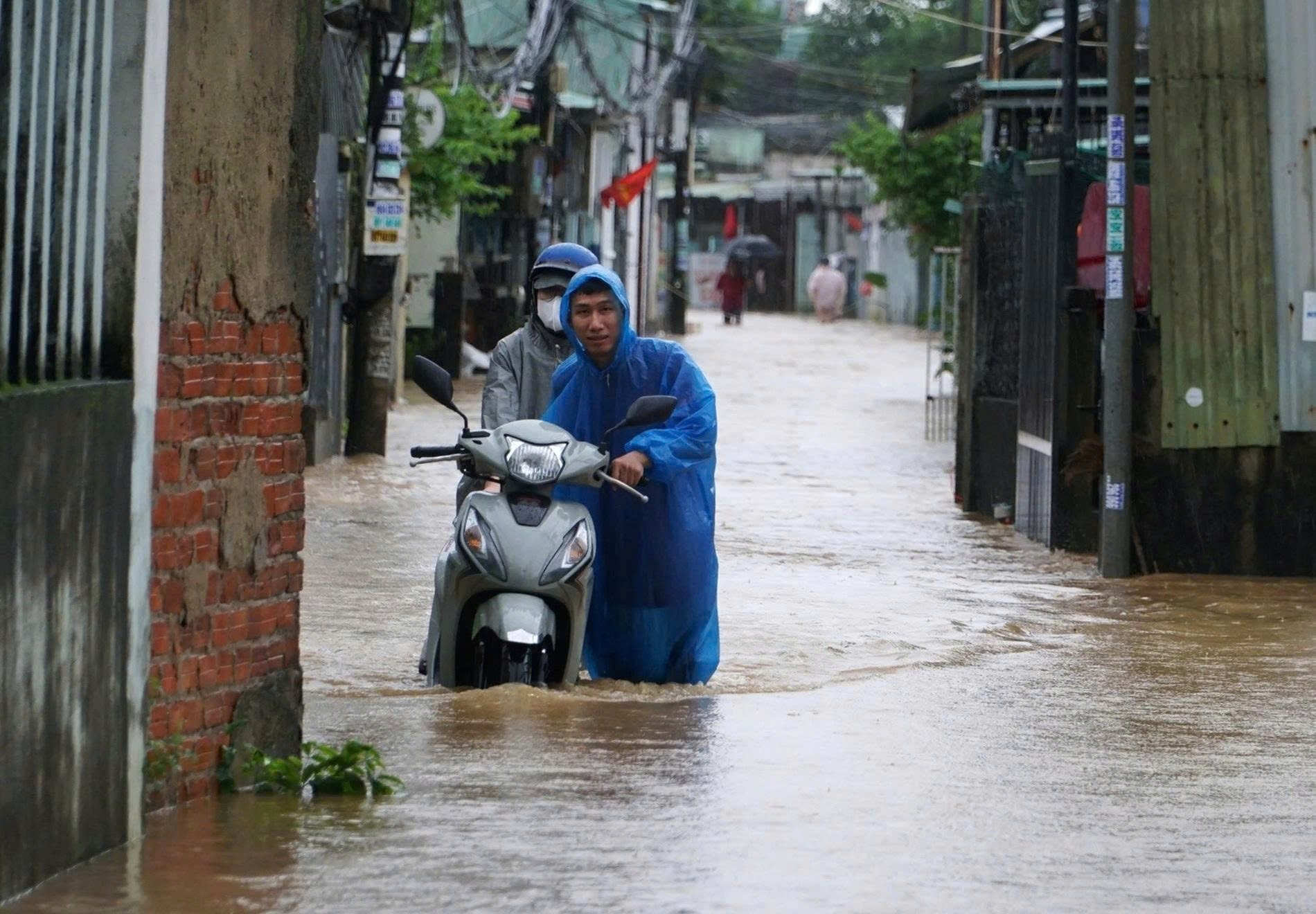 Mưa lũ dâng nhanh, nhiều sinh viên Đà Nẵng phải rời phòng trọ