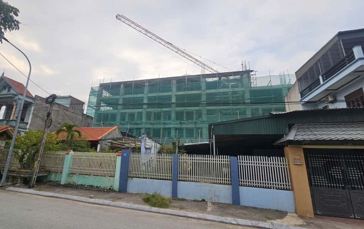 Tạm dừng thi công khách sạn của Công ty Hoàng Sơn nghi gây nứt nhà dân
