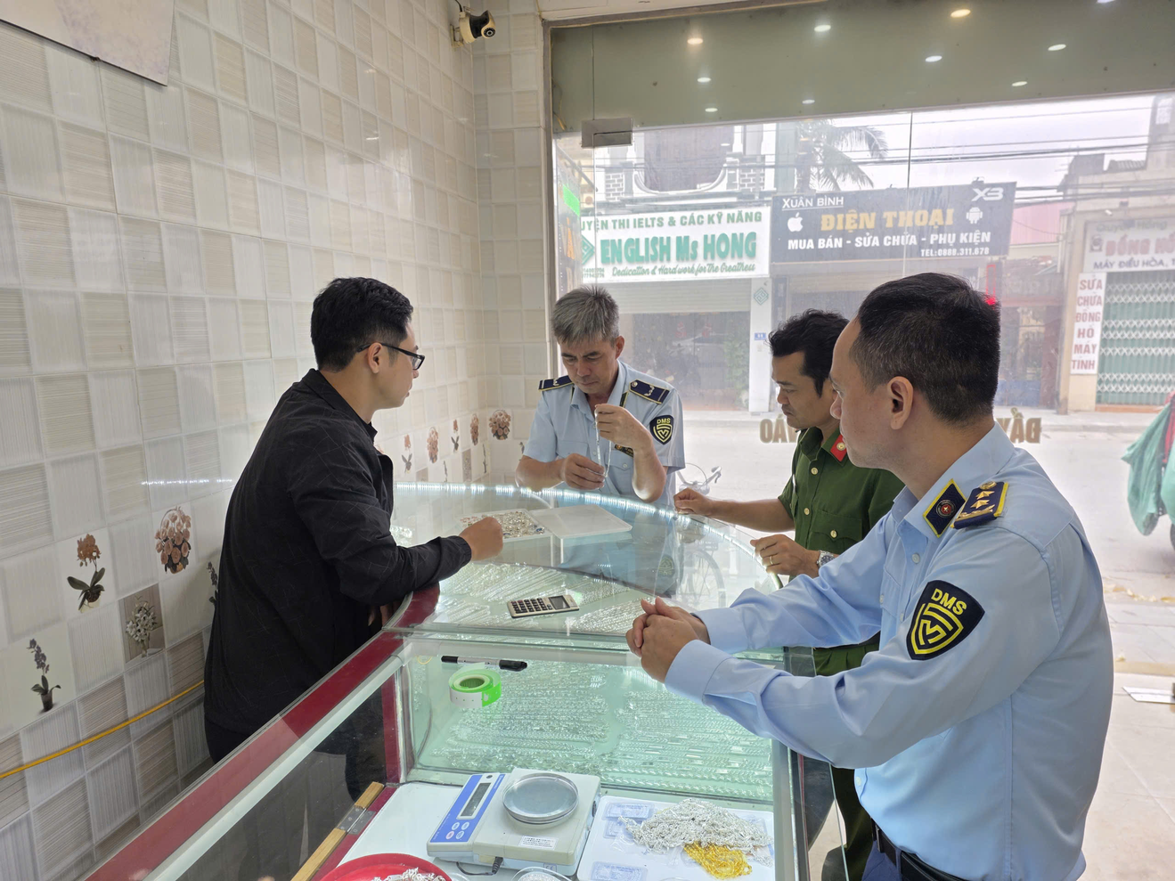 Thanh Hoá xử phạt 2 doanh nghiệp vì bày bán dây chuyền, lắc kim loại giả mạo nhãn hiệu