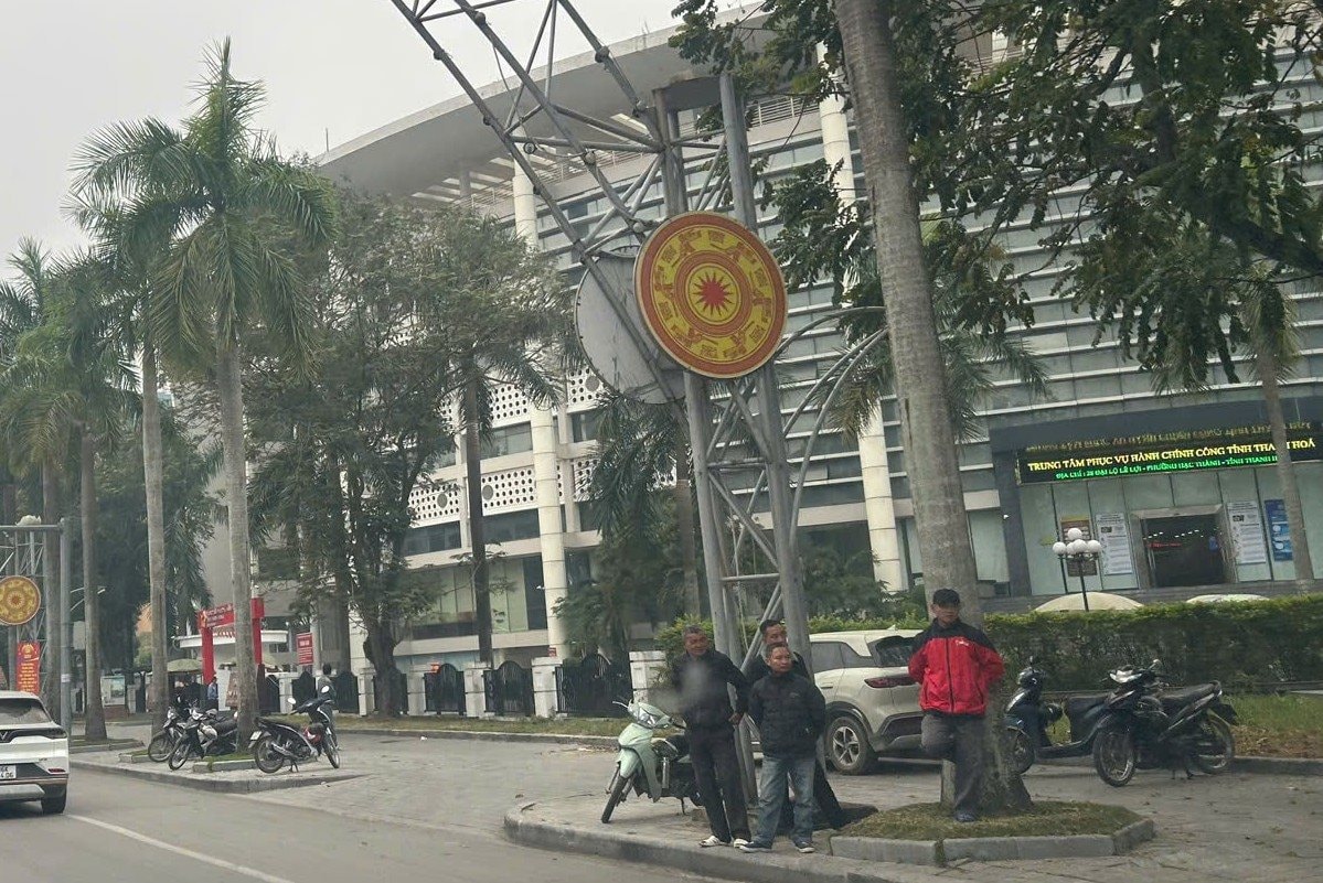 Nhóm người lảng vảng trước Trung tâm phục vụ hành chính công tỉnh Thanh Hóa là ai?