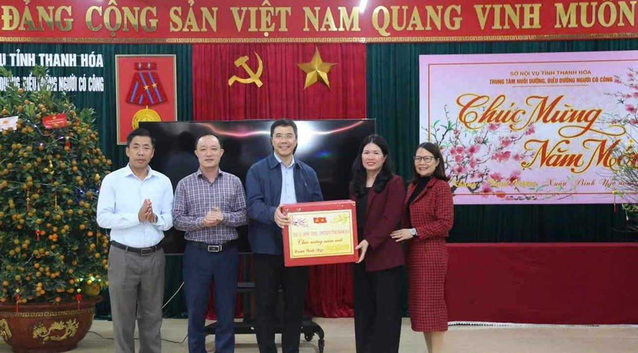 Lãnh đạo tỉnh Thanh Hóa thăm bệnh nhân và đội ngũ y tế Bệnh viện Đa khoa Hà Trung dịp Tết