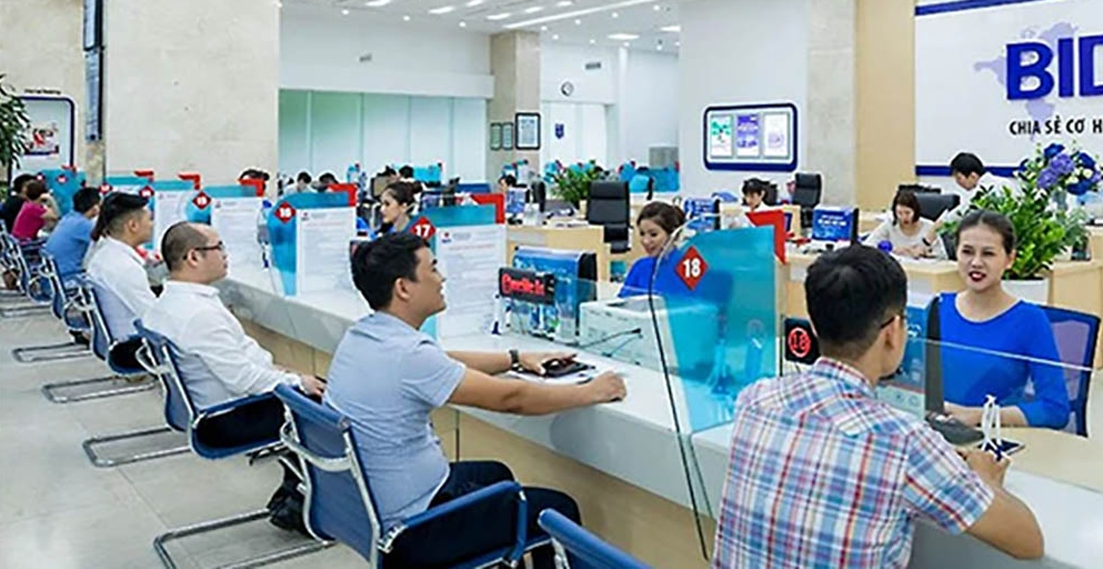 Ngân hàng tăng lãi suất và tạm dừng cho vay dự án bất động sản mới