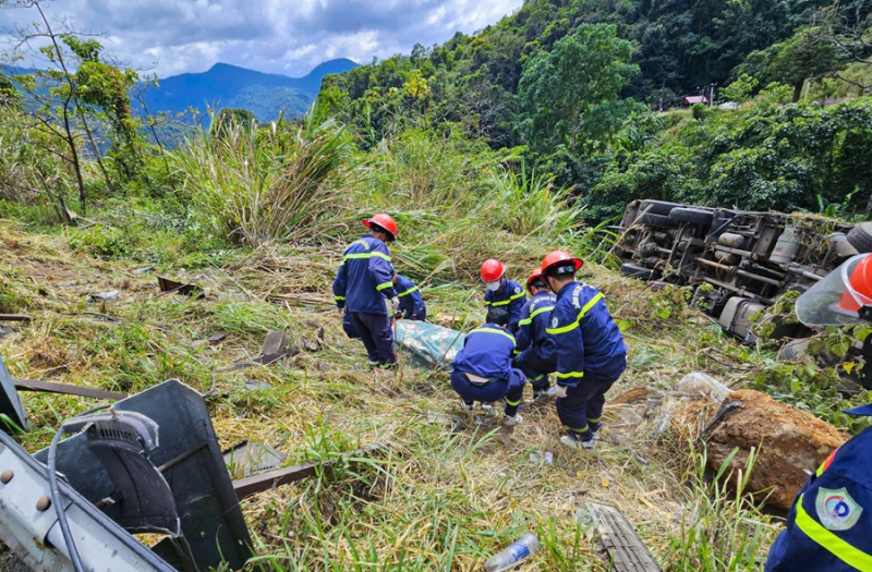 Xe tải mất phanh lao xuống vực đèo Bảo Lộc, tài xế tử vong