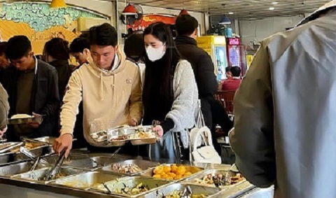 Giá xăng tăng, quán ăn tăng giá, người dân lo ngại