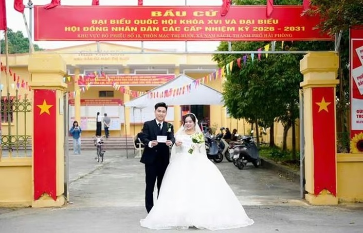 Cô dâu, chú rể cùng đi bỏ phiếu ngay trong ngày cưới